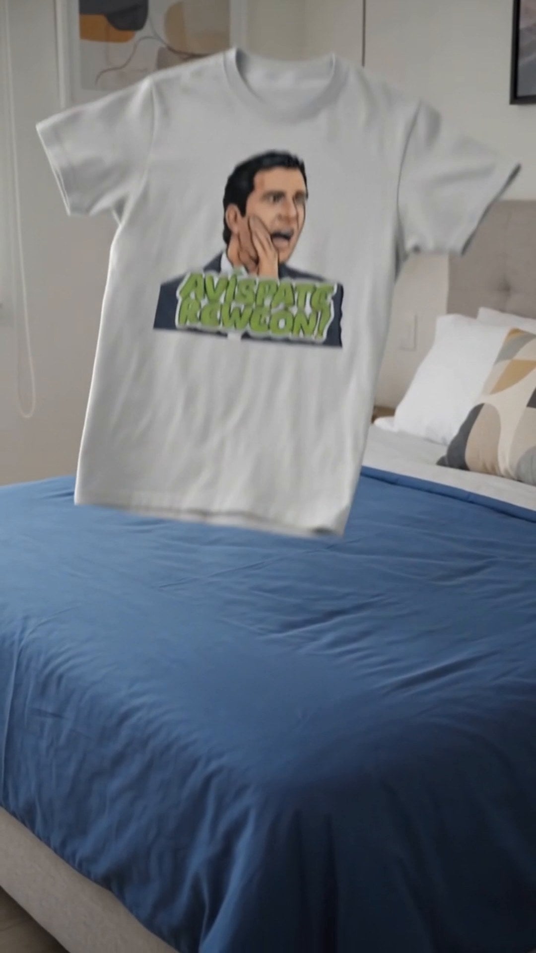 Polera blanca Avíspate Reweón sobre una cama