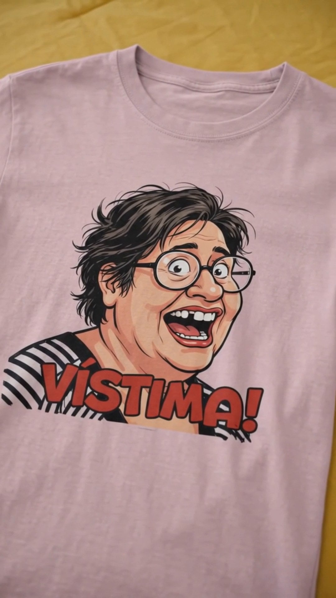 Detalle del estampado Vístima en polera rosada